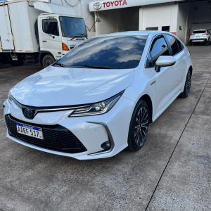 Toyota | Corolla Altis Híbrido Sedán | 2025 | 17.029 km | Perla | Entrega USD 5.430 | 60 cuotas