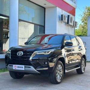 Toyota | Fortuner 4x2 SR Aut | 2024 | 74.500 km | Negro | Entrega USD 10.000 | 60 cuotas