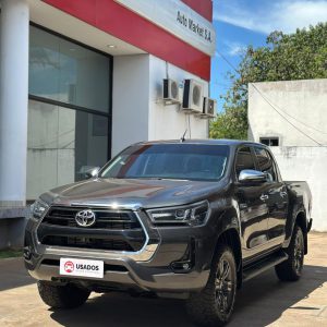 Toyota | Hilux D/C 4x4 SRV Mec | 2023 | 97.898 km | Gris | Entrega USD 7.500 | 60 cuotas