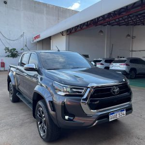 Toyota | Hilux D/C 4x4 SRX Aut | 2025 | 29.329 km | Gris | Entrega USD 11.000 | 60 cuotas
